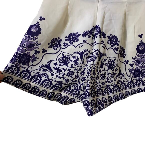 Lily Whyt Blue and White Fine China High Waisted Shorts Size 8 - Picture 3 of 14